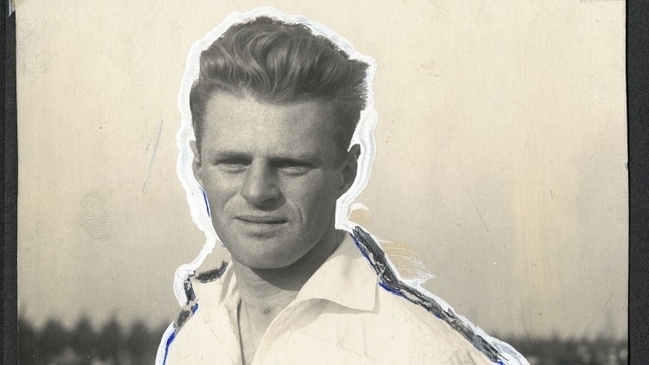 Evert van Linge in voetbaltenue
              <br/>
              Reinder Smith, onbekend